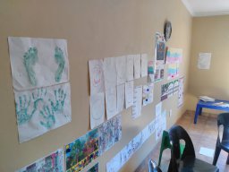 blick ins klassenzimmer mit arbeiten der kinder an der wand